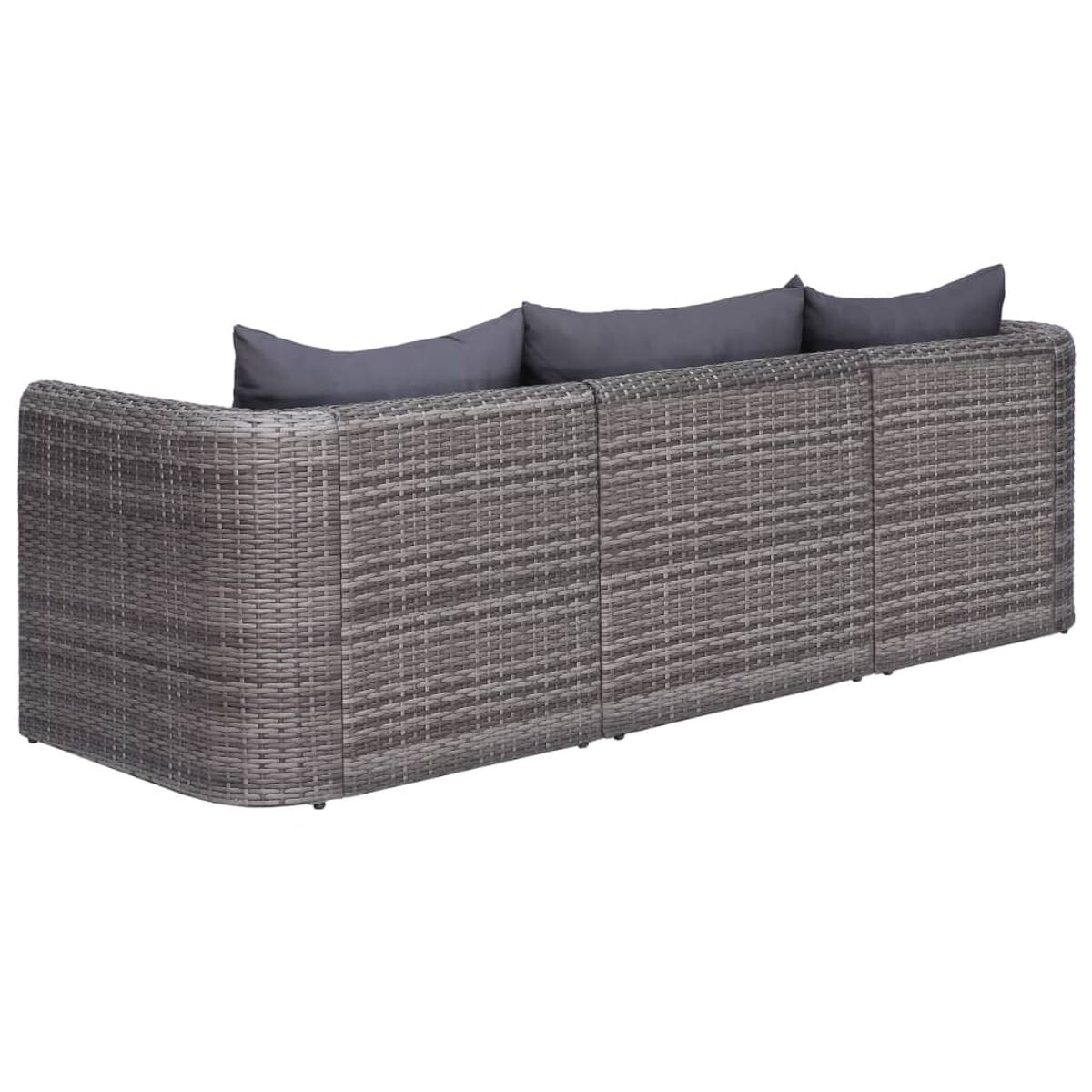Ein graues Rattansofa mit drei grauen Kissen vor weißem Hintergrund.