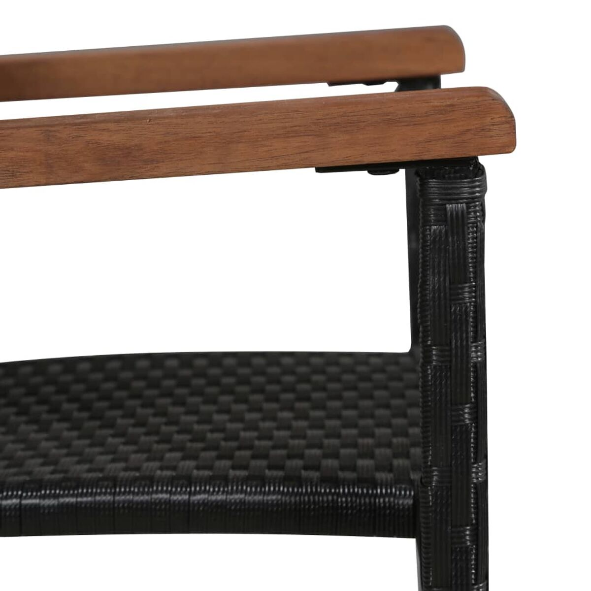 Nahaufnahme der Armlehne. Schwarze Korbbasis mit Holzarm.