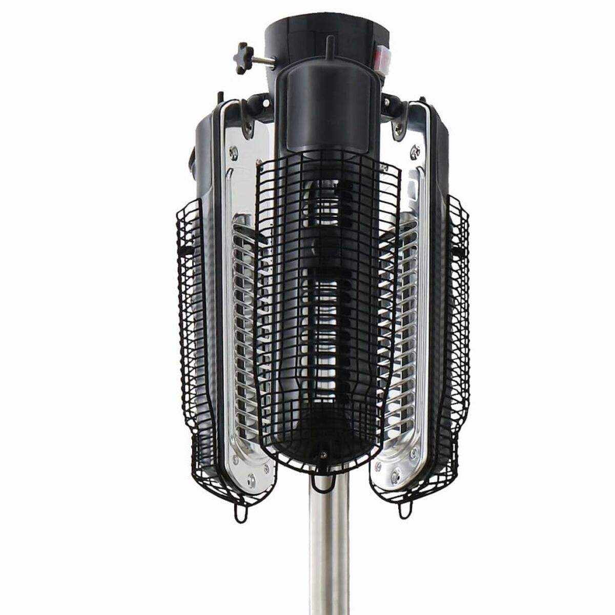 Een hoge, cilindrische terrasverwarmer met een zwarte kooi en een zilveren standaard.