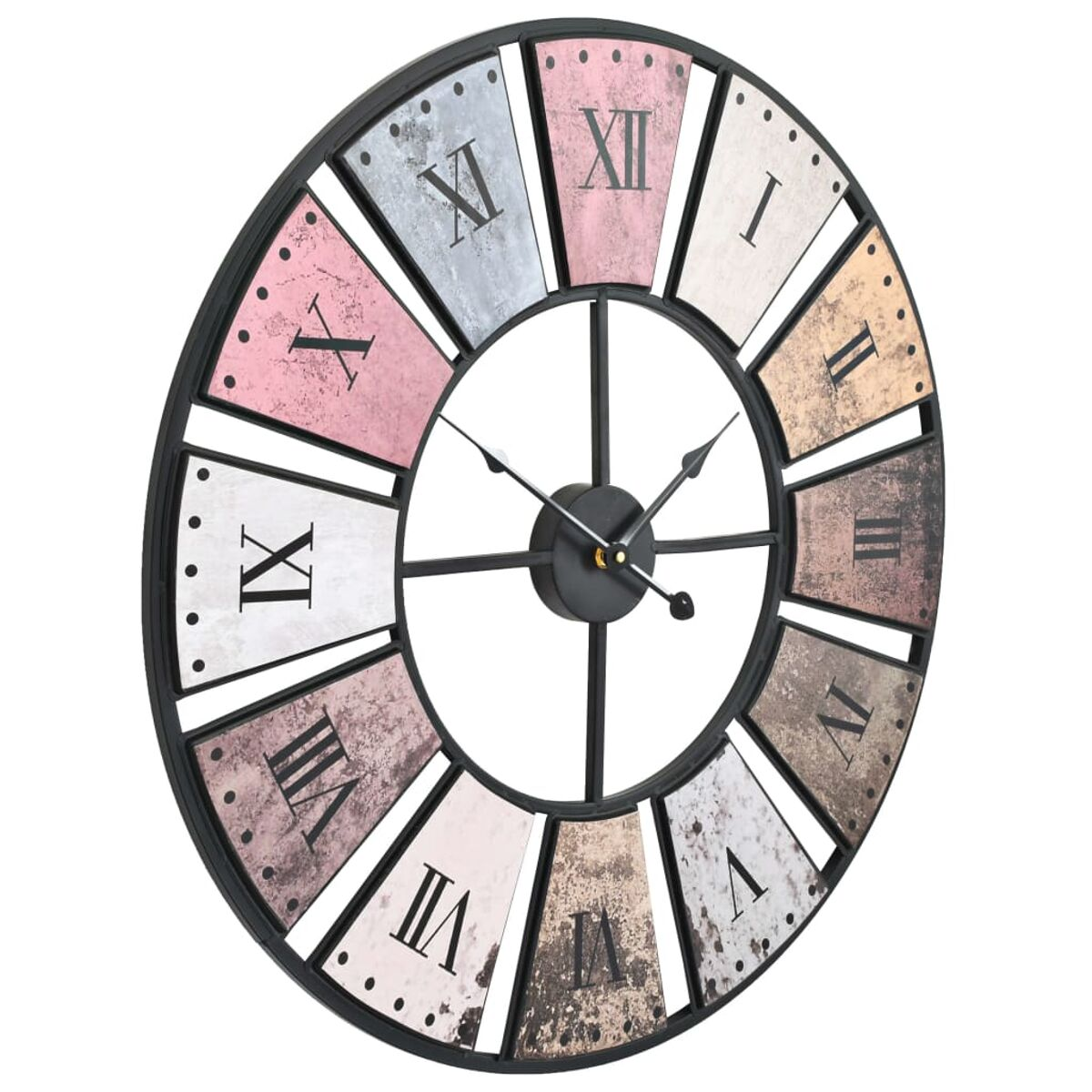 Eine große, runde Wanduhr mit römischen Ziffern. Sie hat ein verwittertes, mehrfarbiges Design.