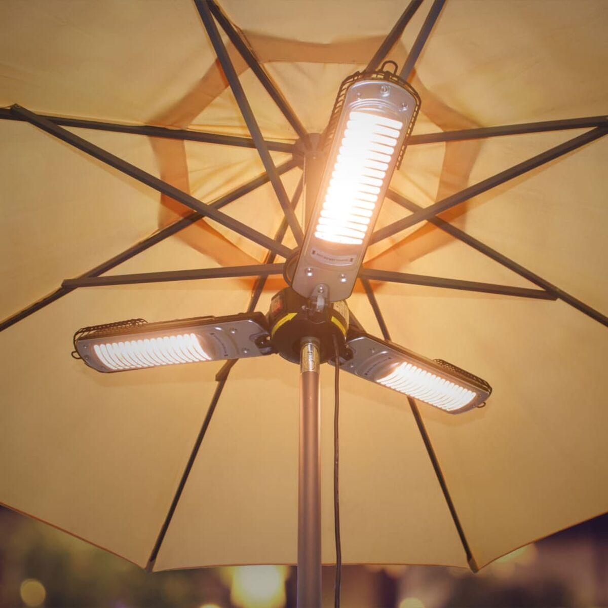 Een buitenlamp met drie lampen bevestigd aan een parasolstok. De parasol is beige.