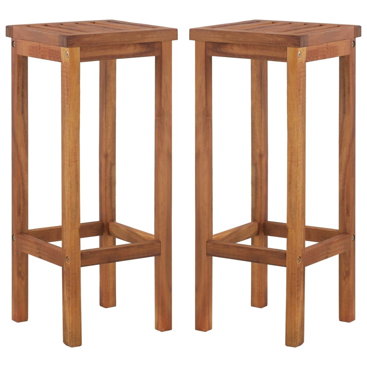 Zwei Barhocker aus Holz mit quadratischen Sitzen und Fußstützen, hellbraune Farbe.