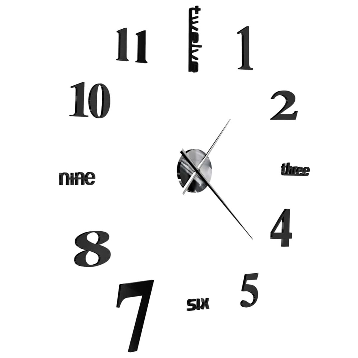Schwarze und silberne Wanduhr mit großen Ziffern. Zahlen und Wörter.