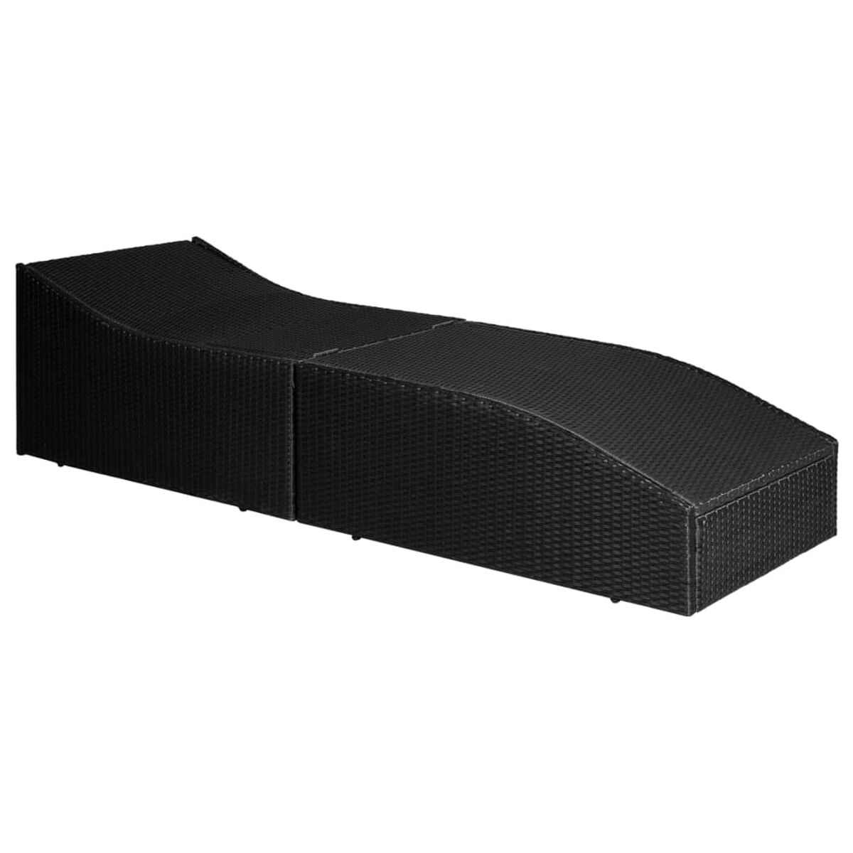 Schwarze gewebte Chaiselongue, geschwungenes Design. Auf weißem Hintergrund, Form sichtbar.