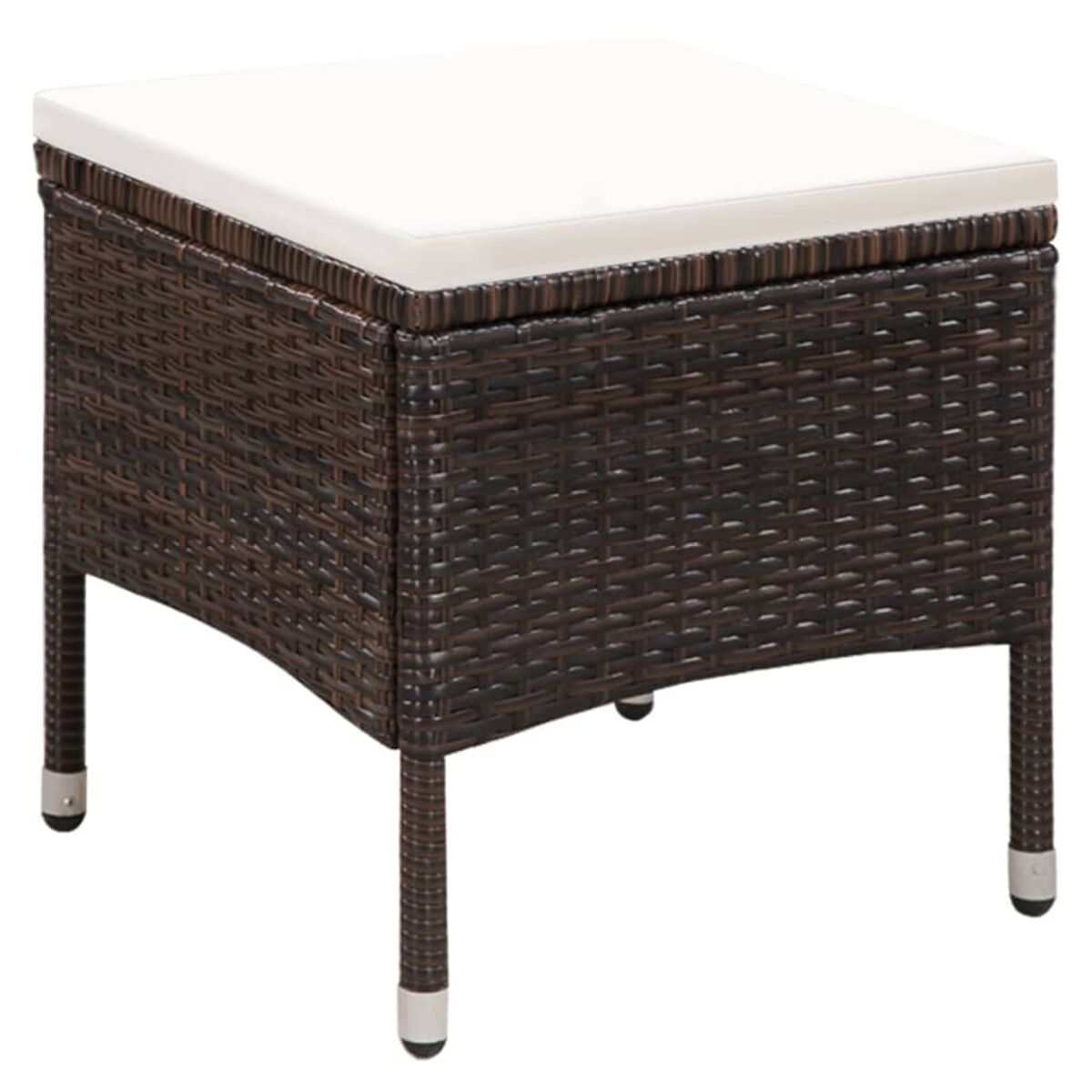Ein brauner Rattan-Hocker mit weiß gepolsterter Oberseite. Vier silberne Beine tragen ihn.