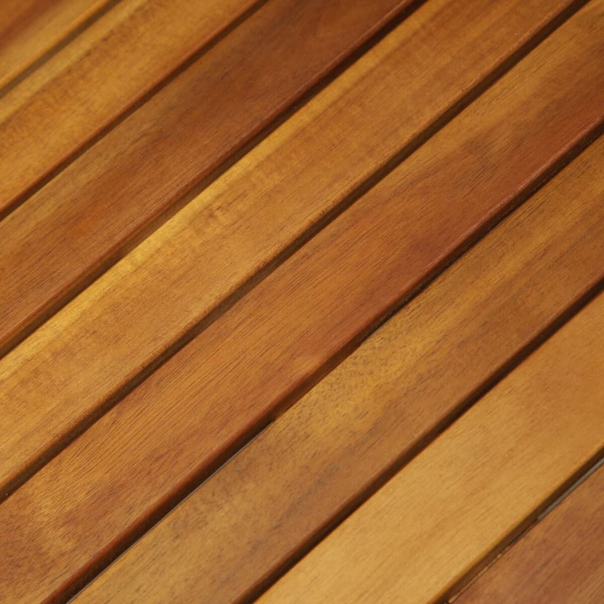 Diagonale Holzbretter, warme Töne.
