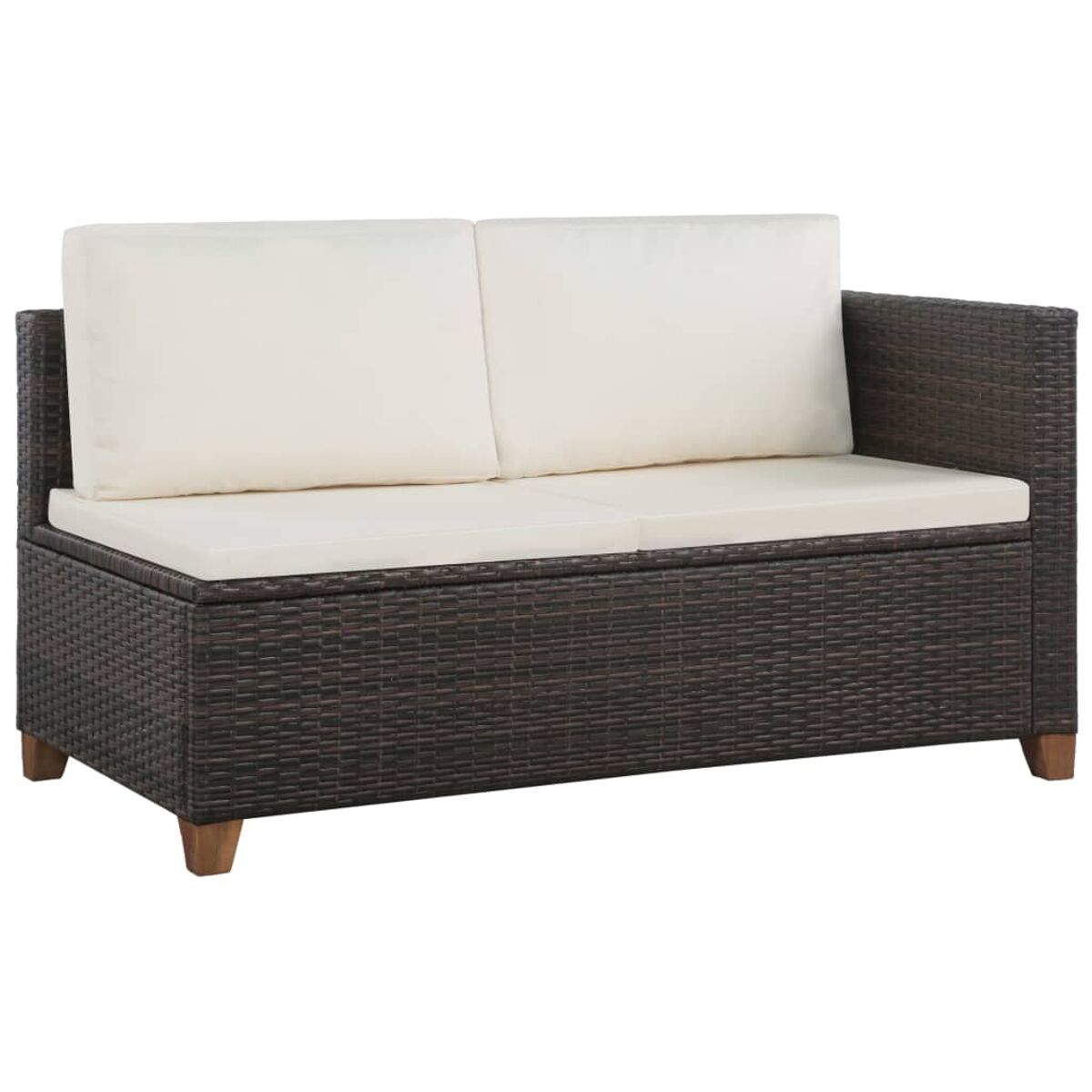 Gewebtes braunes Outdoor-Sofa mit weißem Kissen. Holzbeine. Weißer Hintergrund.