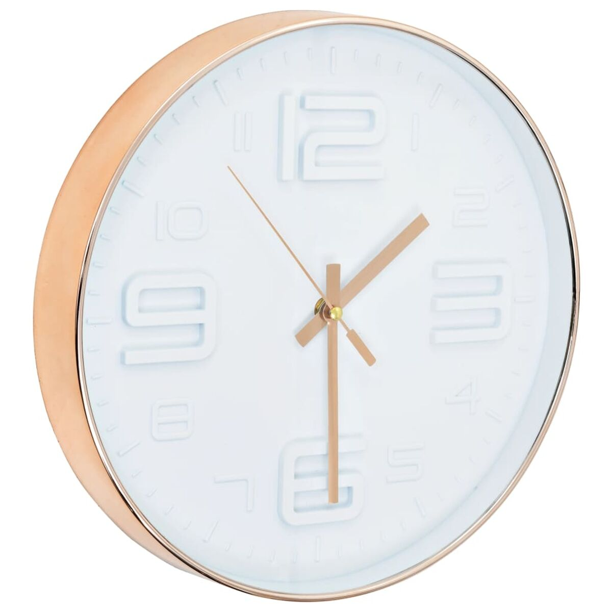 Un orologio rotondo bianco con cornice color oro e numeri in rilievo.