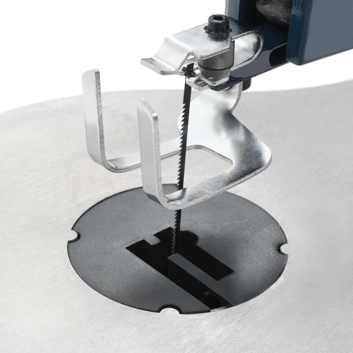 Ein Stichsäge-Sägeblatt, das an einer Maschine befestigt ist, Nahaufnahme.
