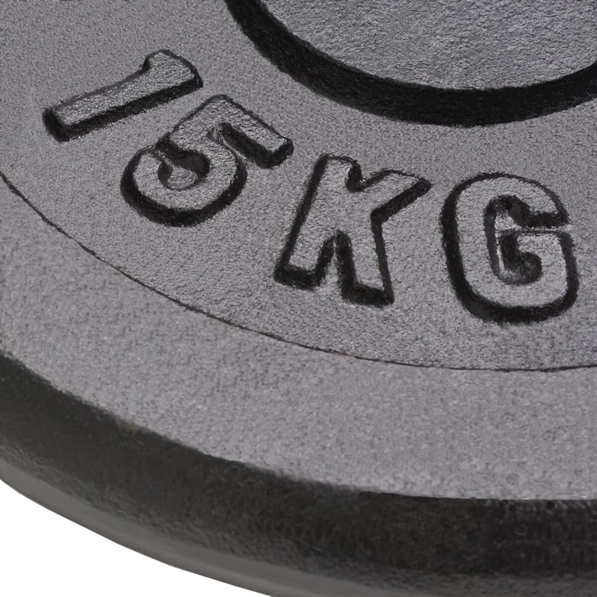 Nahaufnahme einer schwarzen 15 KG Hantelscheibe mit erhabenen Zahlen.