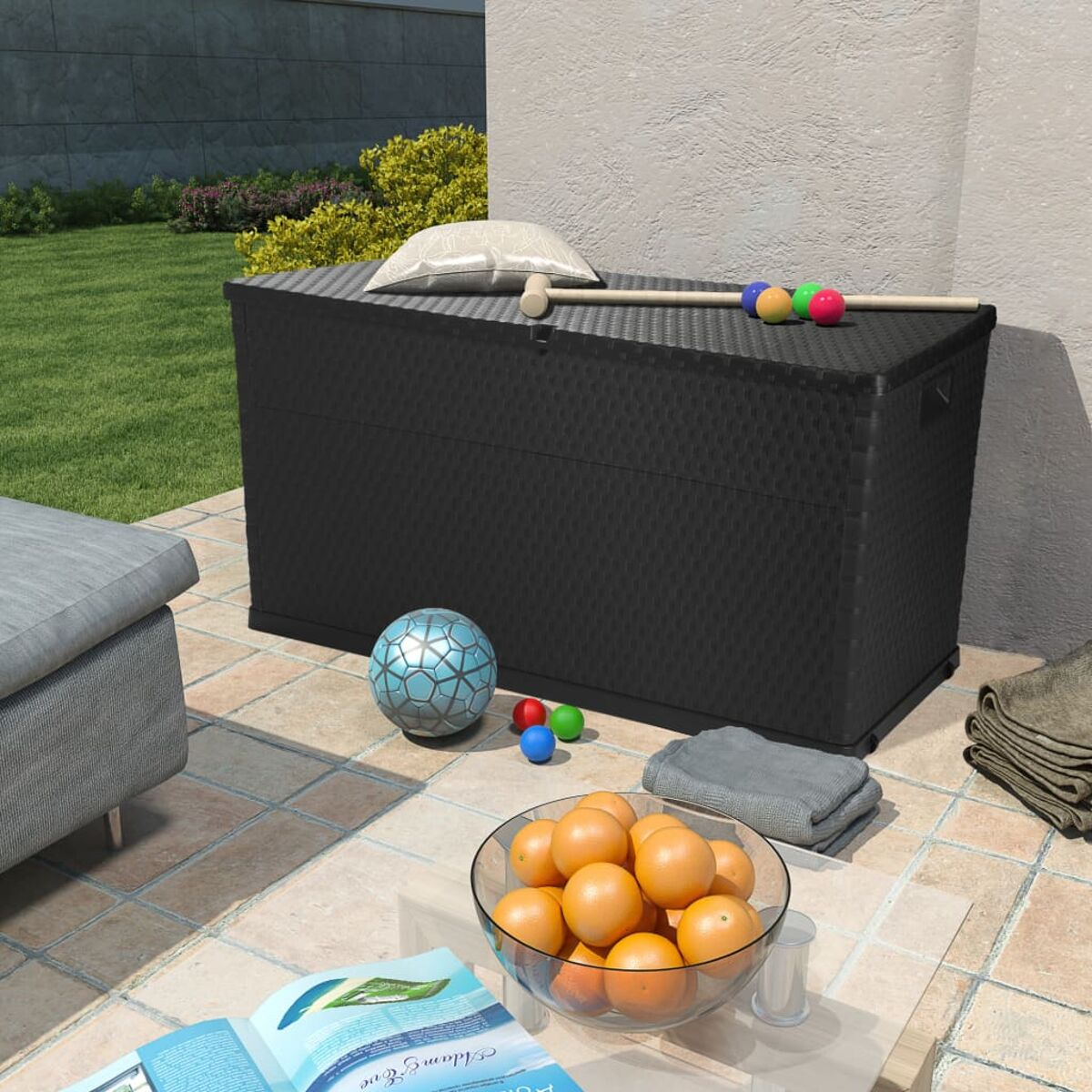 Große schwarze Outdoor-Aufbewahrungsbox mit Gegenständen oben und vorne. Sonnig, geflieste Terrasse.