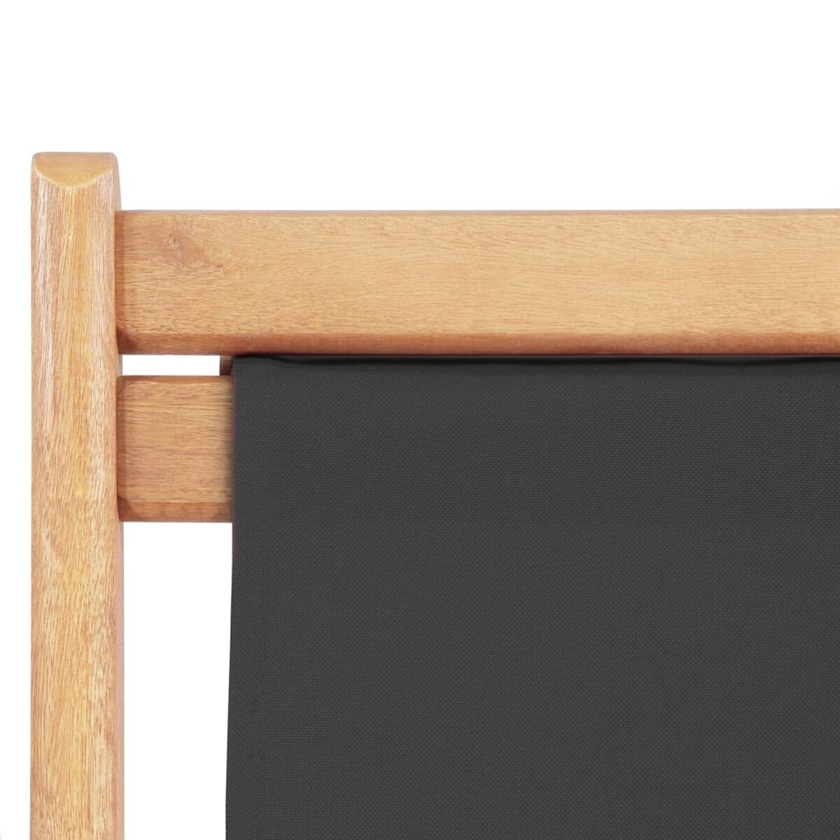 Holzstuhl-Rückendetail mit schwarzem Stoffeinsatz. Helles Holz und dunkler Stoff.