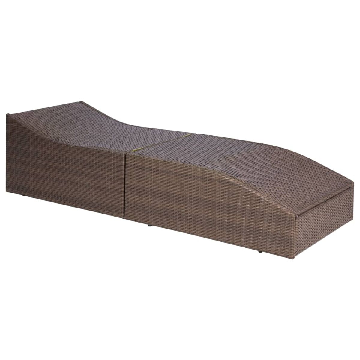 Braune Chaiselongue aus Korbgeflecht, geschwungene Form, für den Außenbereich geeignet.