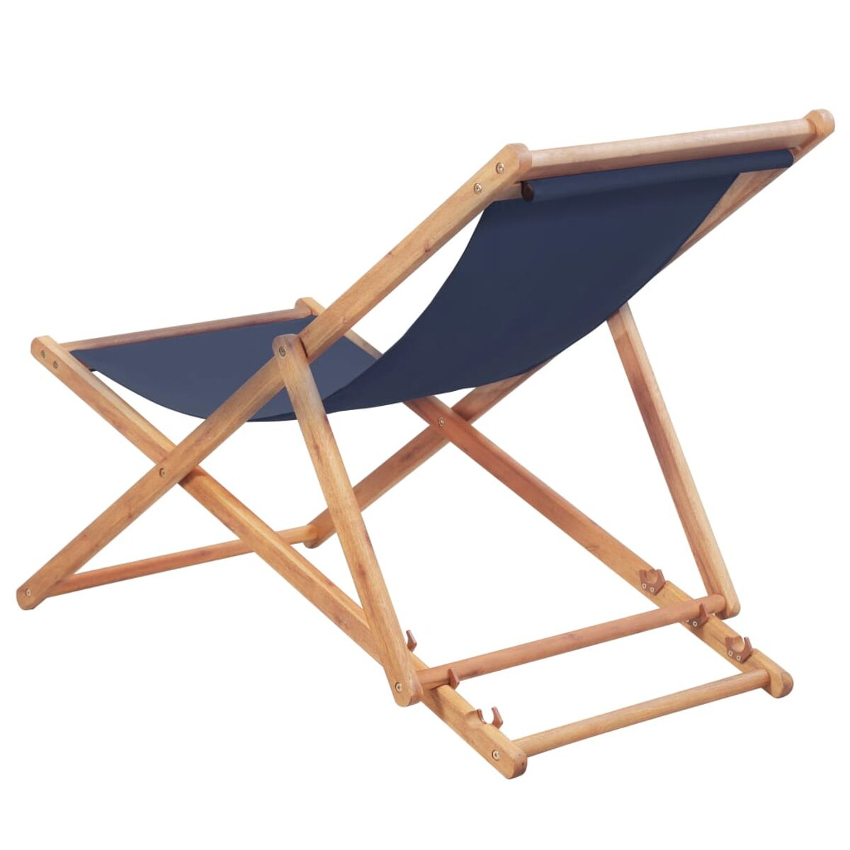 Ein hölzerner Klapp-Strandstuhl mit blauem Stoffsitz. Rückansicht, isoliert auf Weiß.