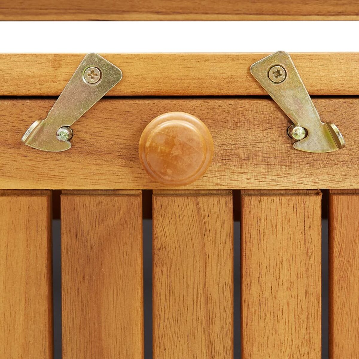 Nahaufnahme der Oberseite einer Holzkiste. Zwei Metallscharniere und ein runder Griff.