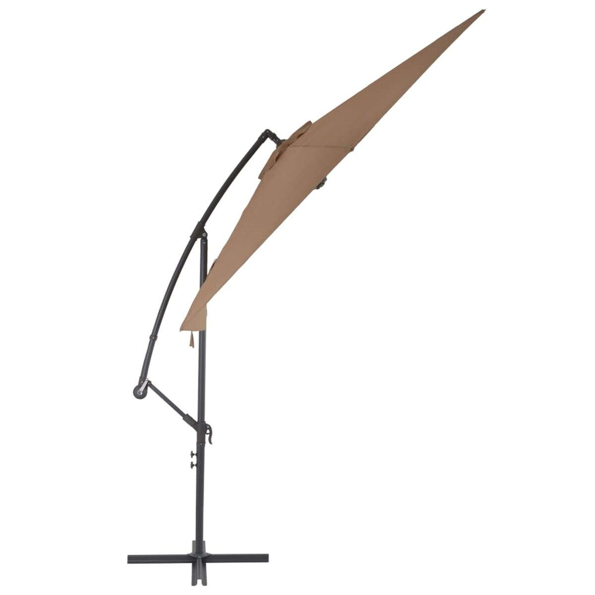 Ein brauner Ausleger-Sonnenschirm mit geneigtem Winkel auf weißem Hintergrund.