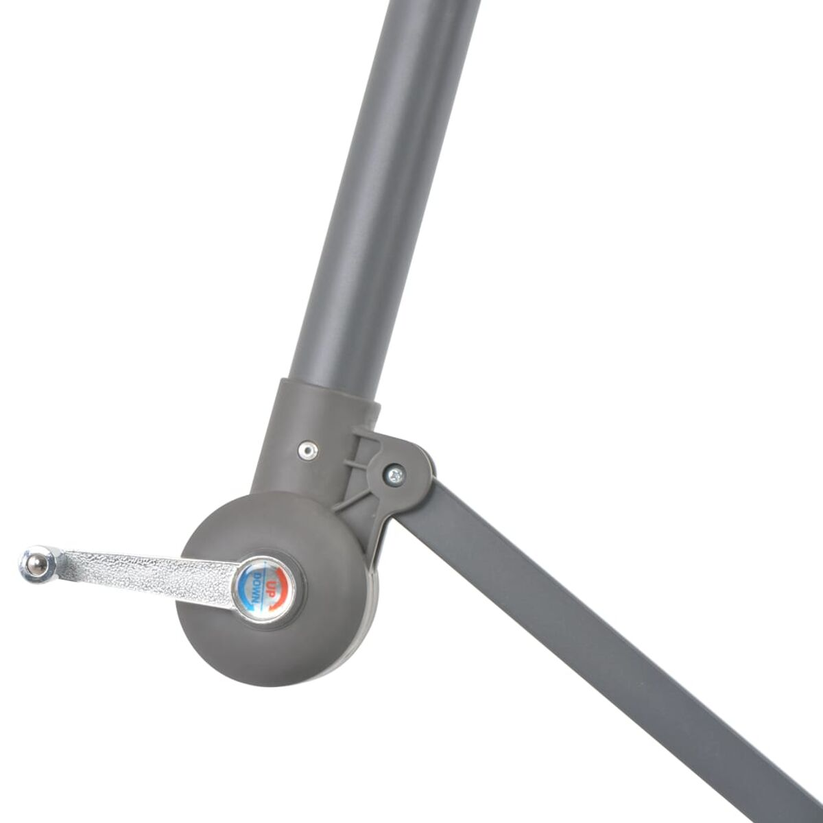 Grauer Metall-Sonnenschirmmechanismus. Er zeigt die Kurbel und das Scharnier. Der Hintergrund ist weiß.
