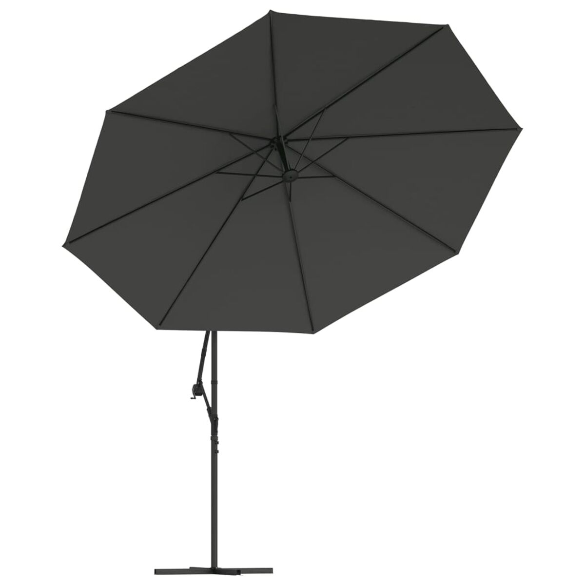 Schwarzer Sonnenschirm im Winkel, auf weißem Hintergrund. Stange und Basis sichtbar.