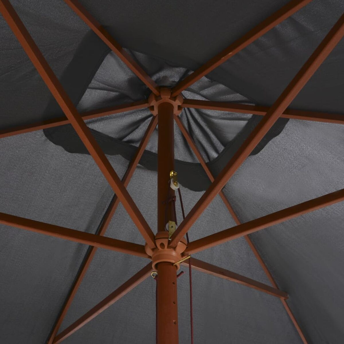 Unteransicht eines dunkelgrauen Regenschirms. Braune Stützbalken und Gestell sichtbar.