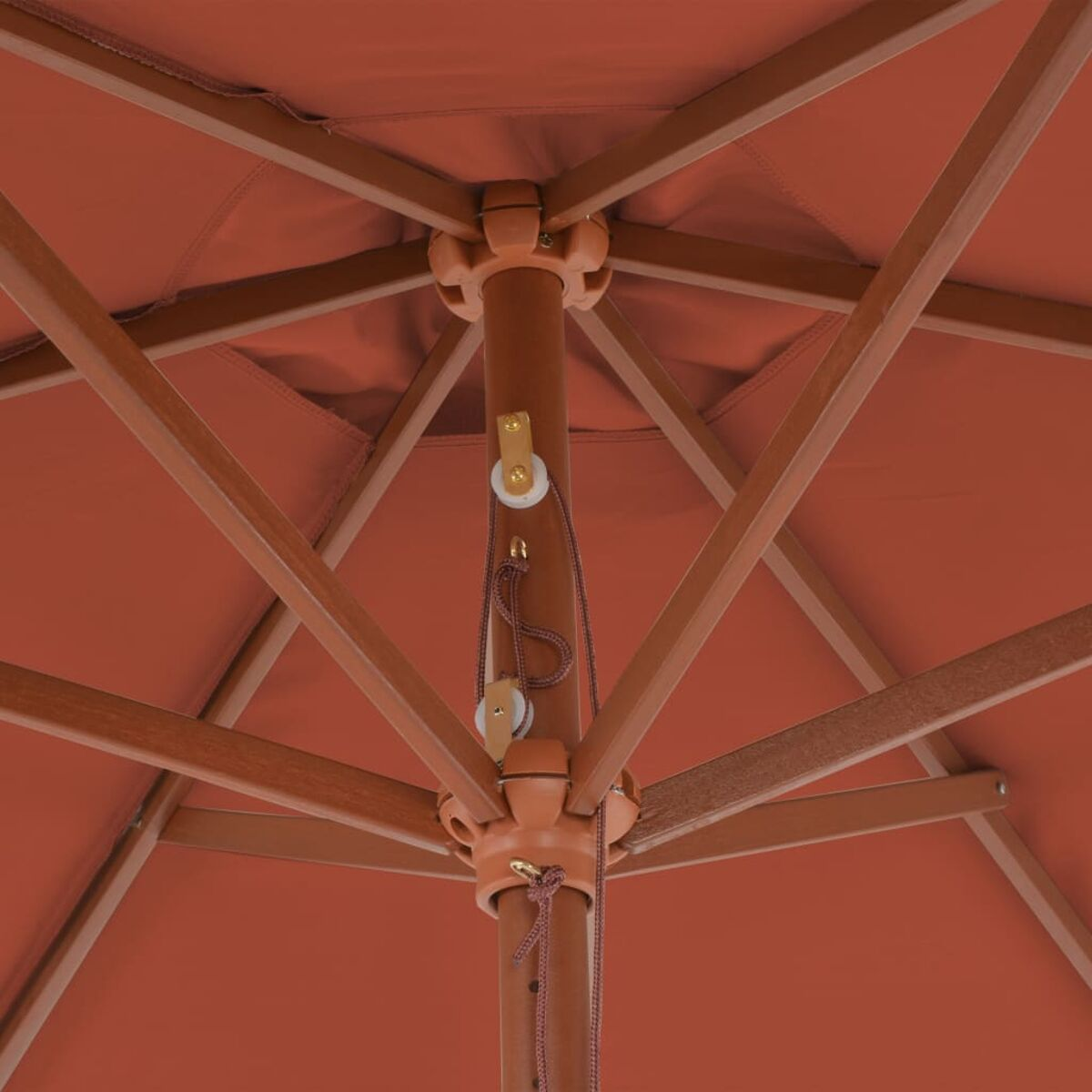 Das Innere eines braunen Schirms. Holzbalken und Tragwerk sind sichtbar.