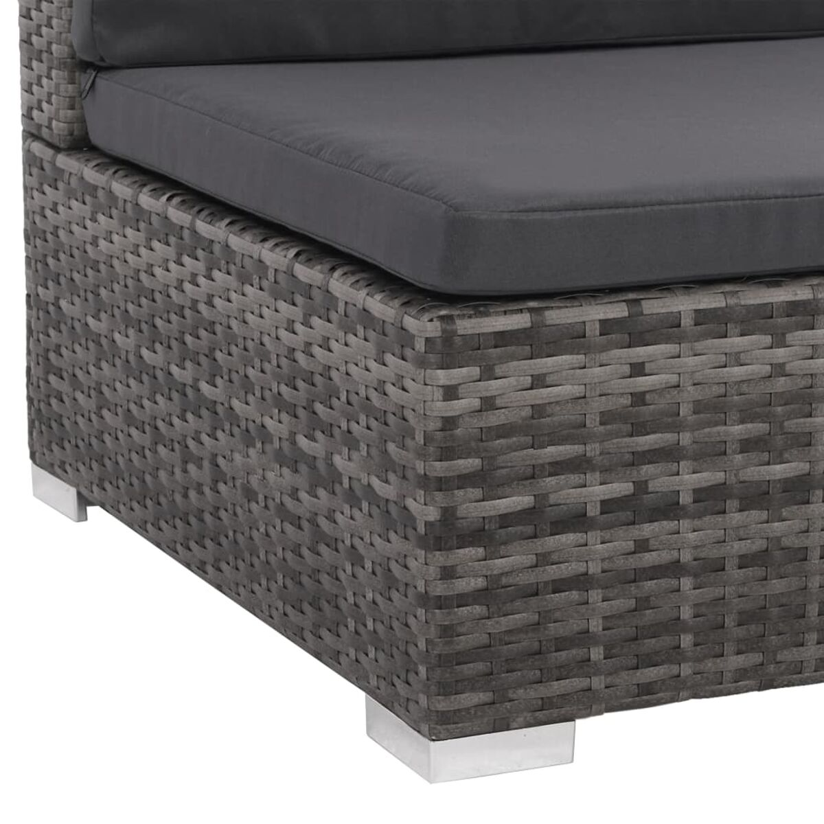 Nahaufnahme einer grauen Rattan-Sofaecke mit einem silbernen Fuß.