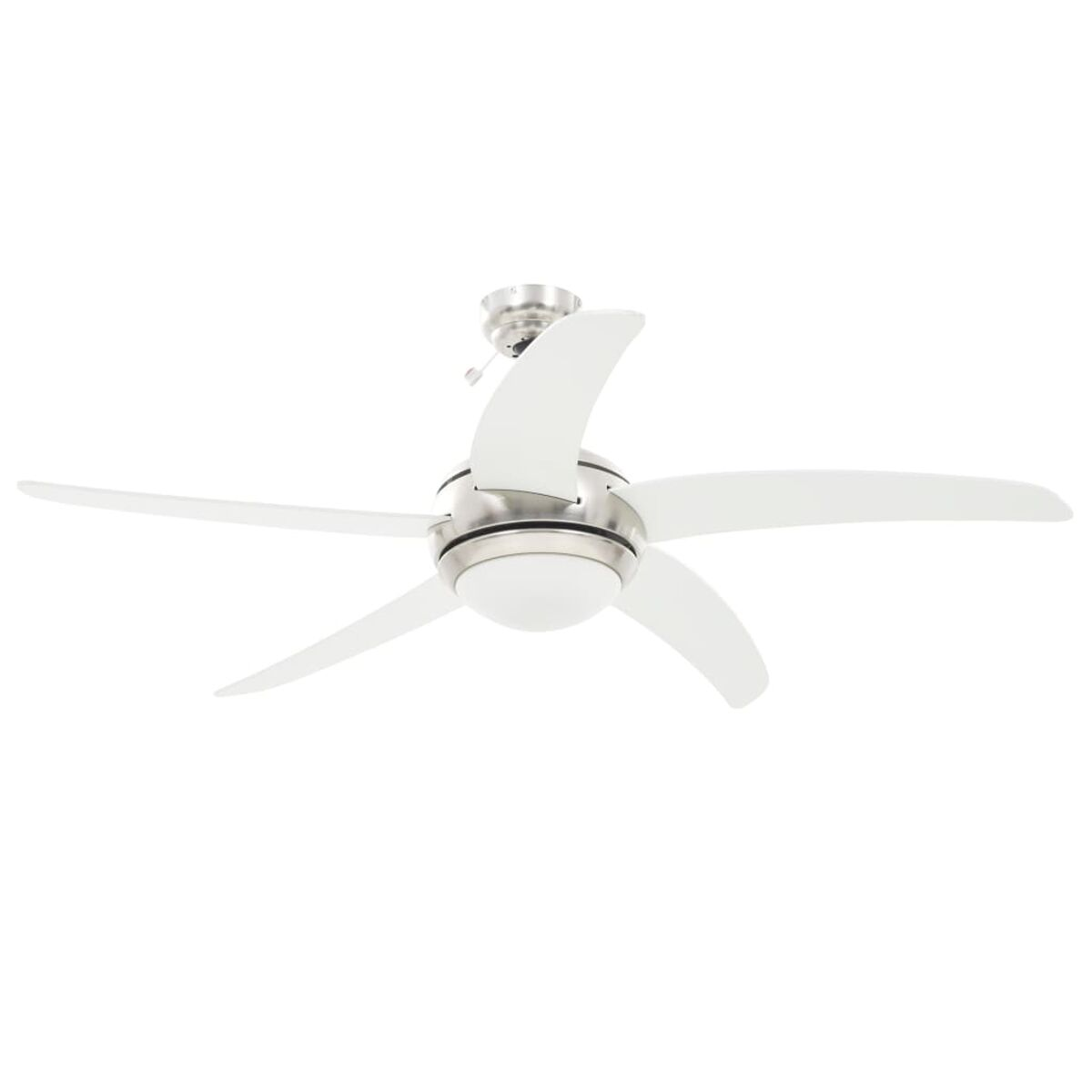 Ventilatore da soffitto bianco con 5 pale, alloggiamento motore argento. Isolato su sfondo bianco.