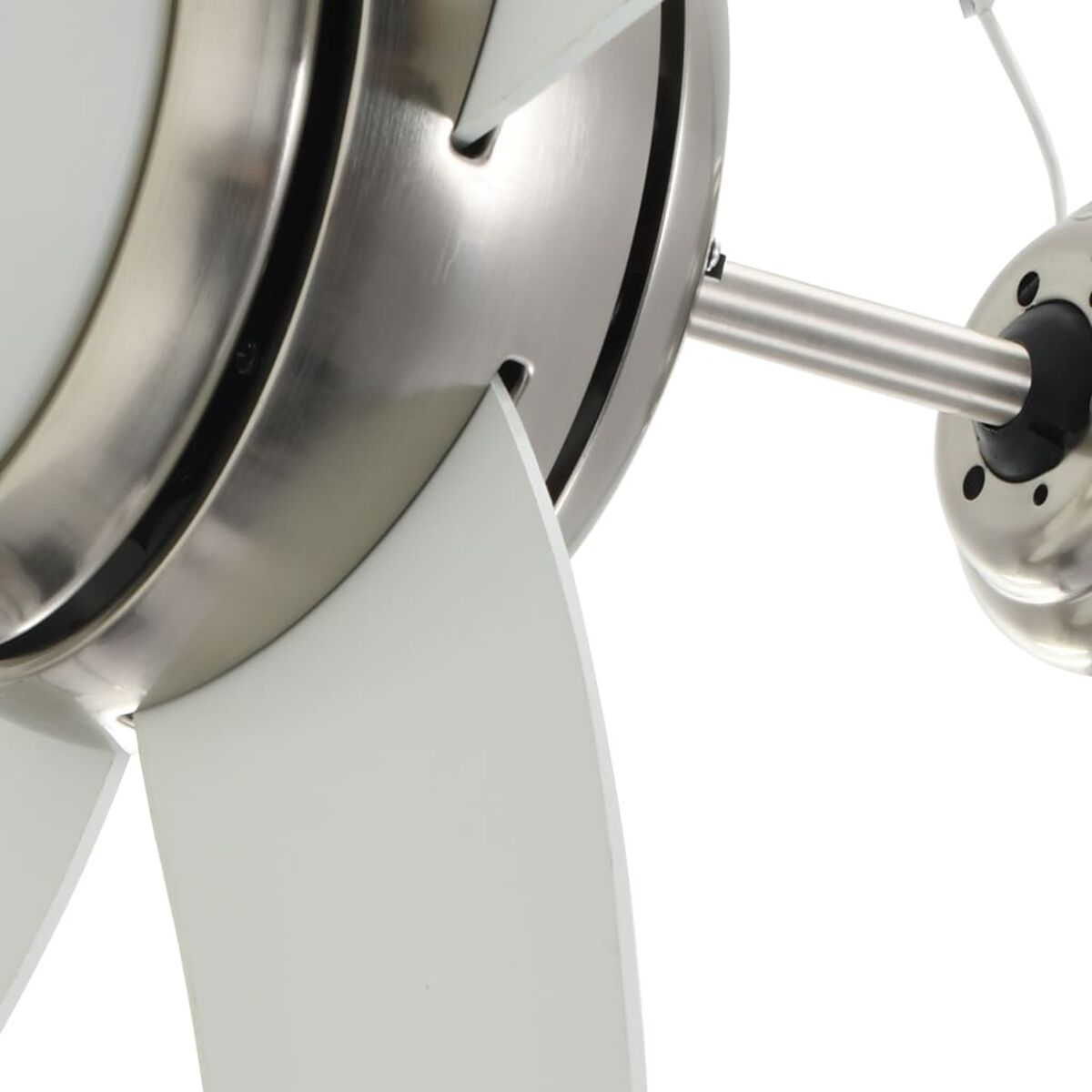 Primo piano di un ventilatore da soffitto bianco con tre pale. Accenti in acciaio inossidabile.