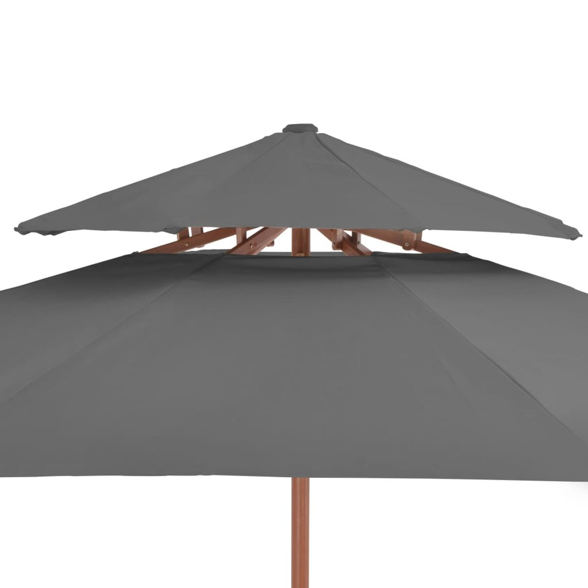 Ein grauer Sonnenschirm für die Terrasse. Der Schirm hat zwei Ebenen. Das Gestell ist aus braunem Holz.