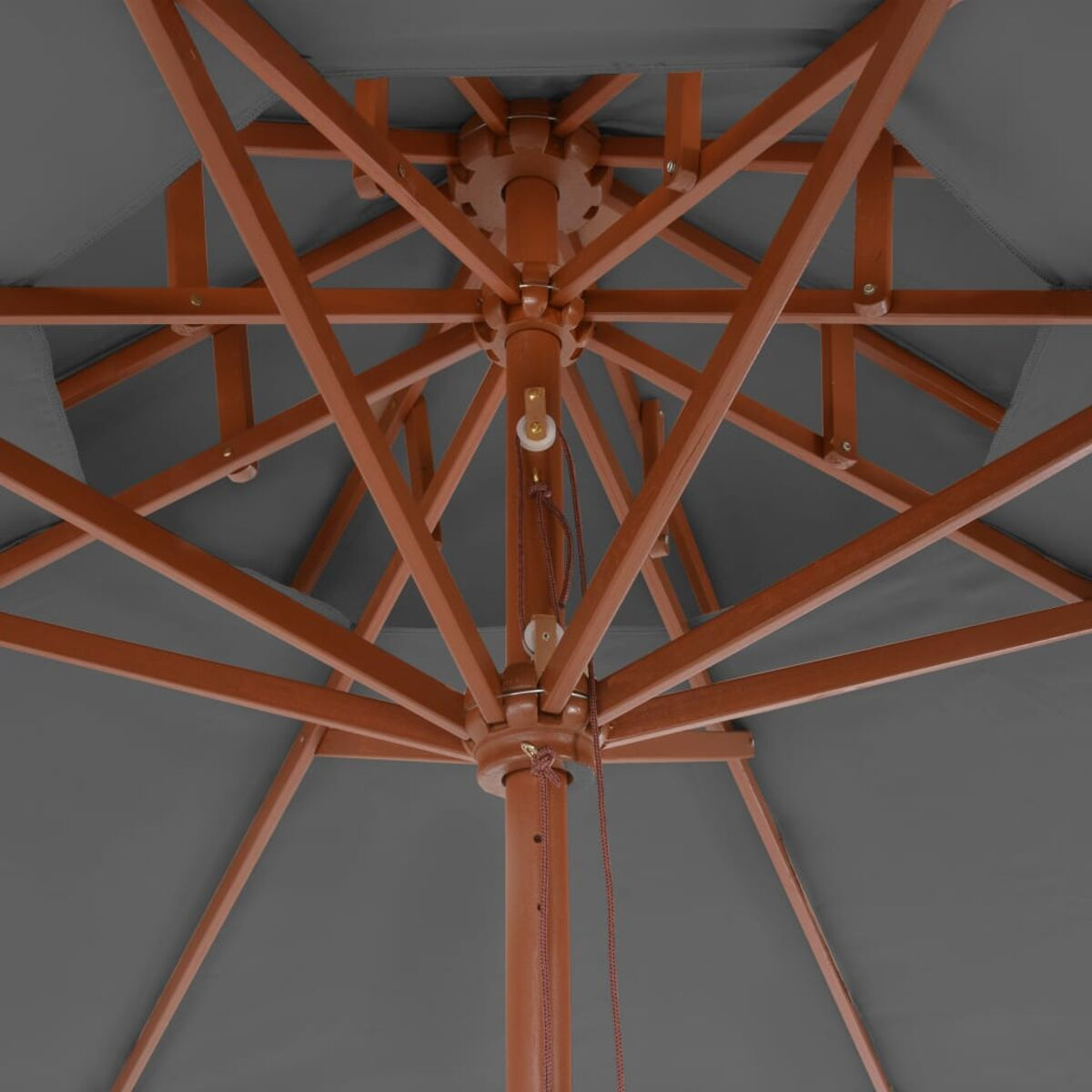 Blick nach oben in das Innere eines Sonnenschirms. Holzrahmen mit grauem Stoff.