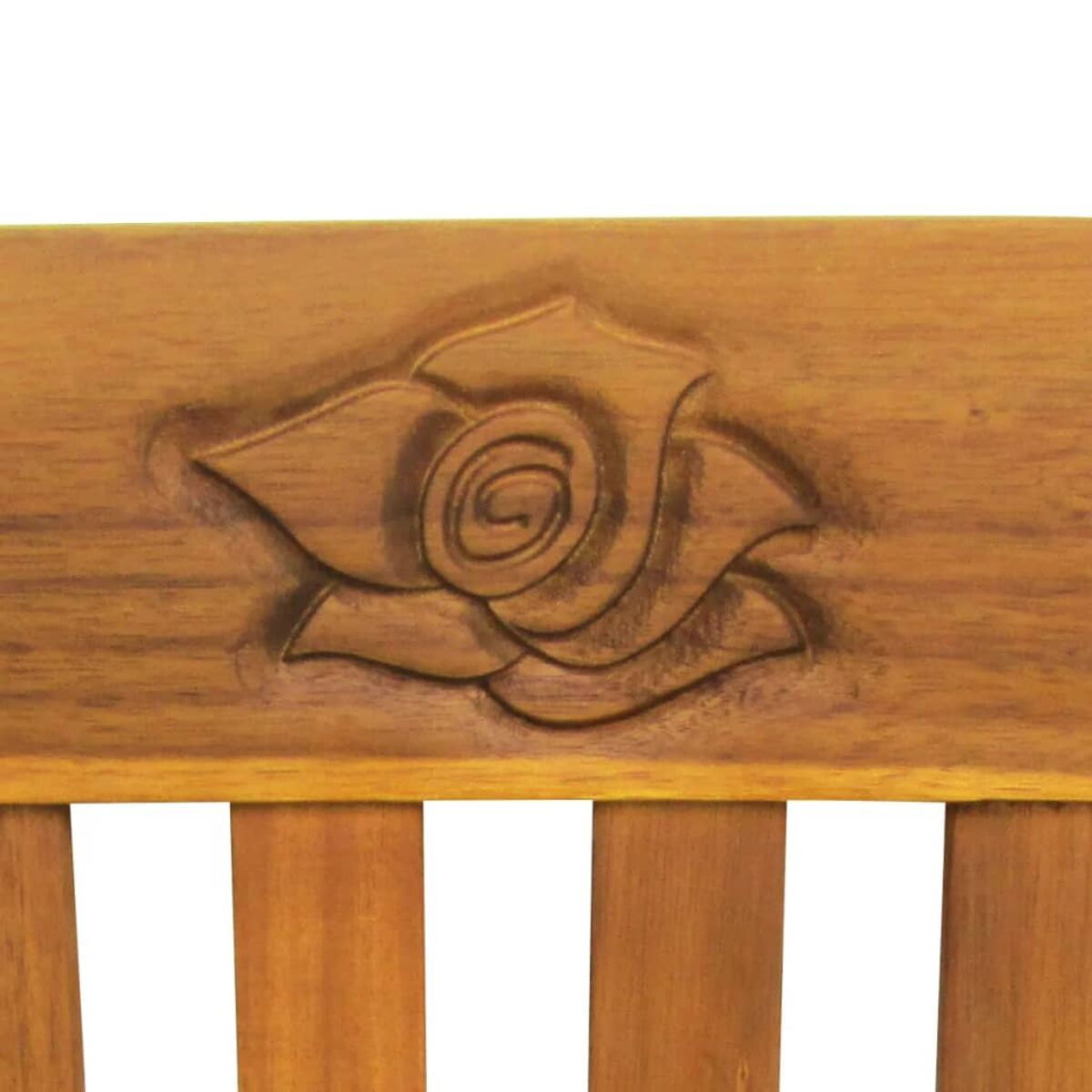 Nahaufnahme einer geschnitzten Rose auf einer Holzlehne.