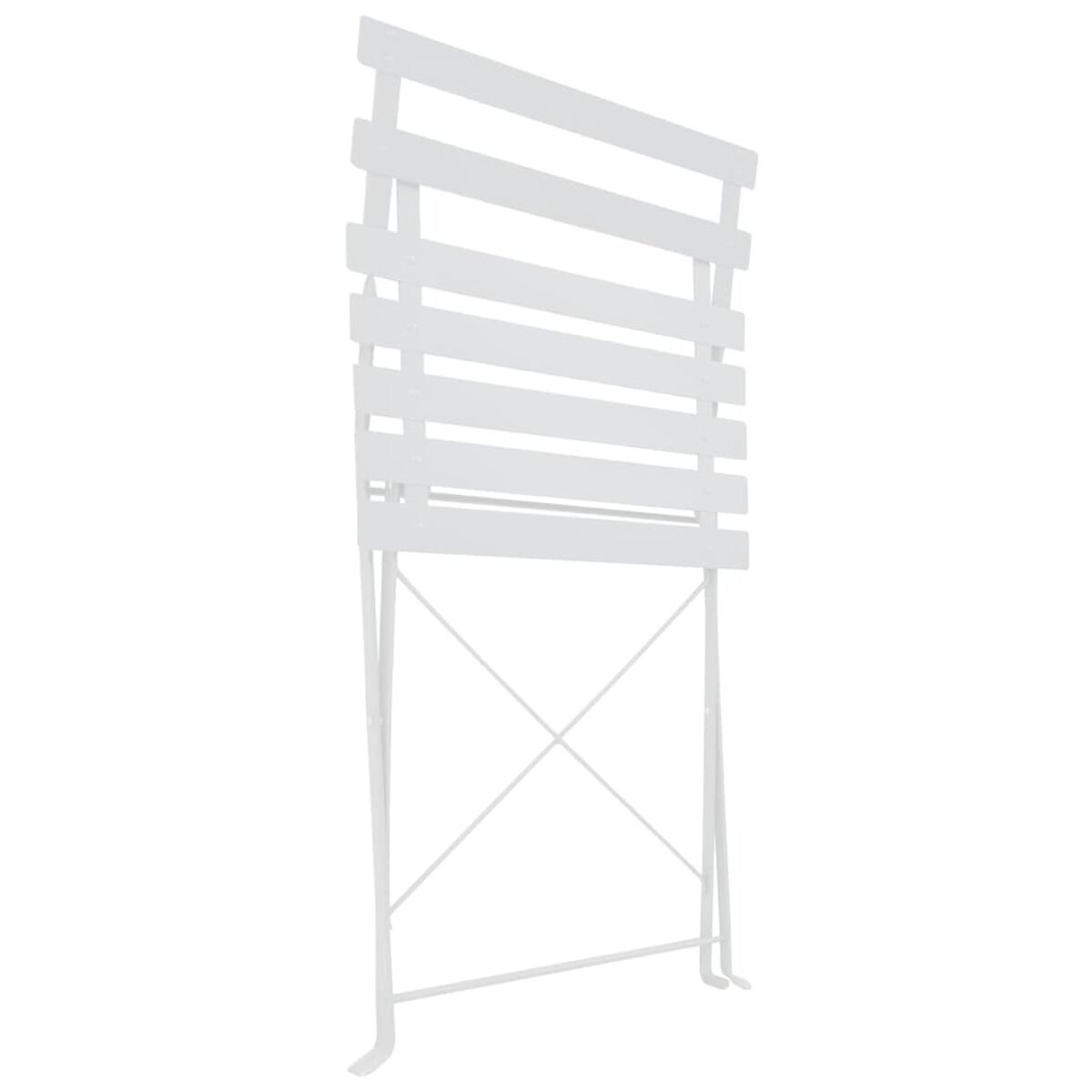 Weißer zusammengeklappter Outdoor-Stuhl mit horizontalen Latten.