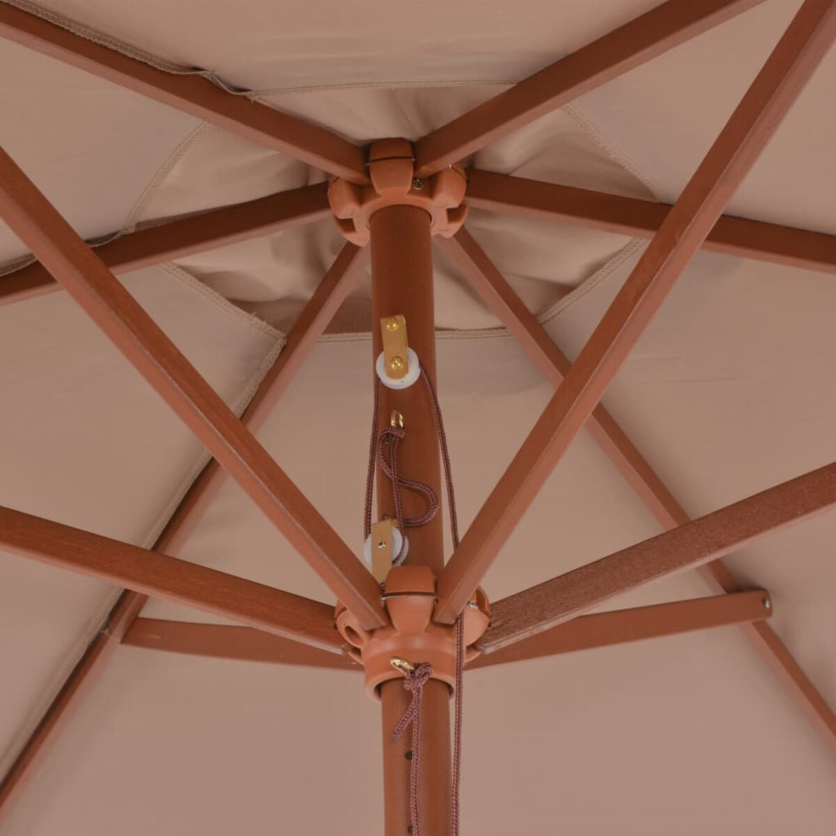 Innenansicht eines beigen Schirms mit Holzstützen und braunem Mittelpfosten.