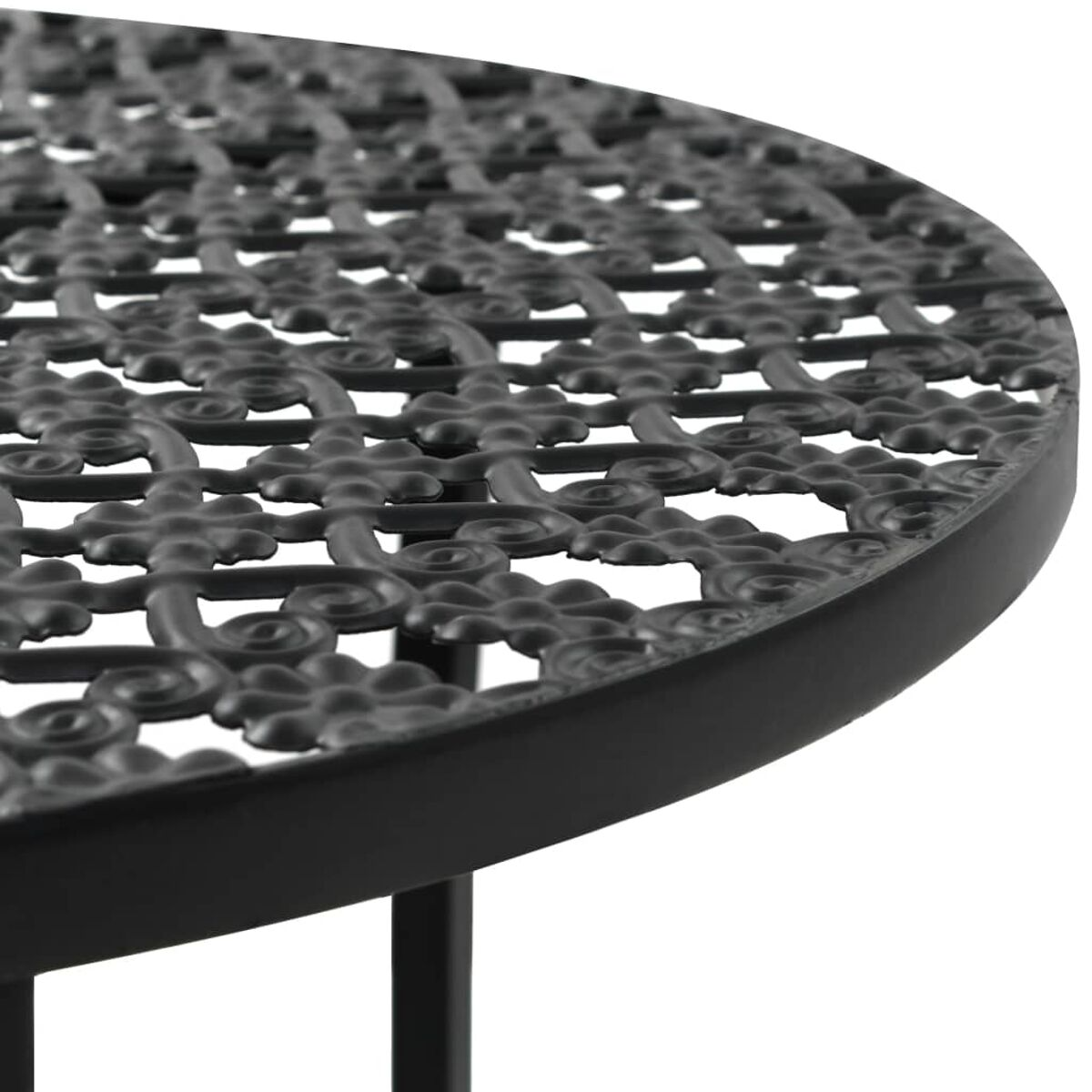 Nahaufnahme einer schwarzen Metalltischoberfläche mit dekorativem Blumenmuster.