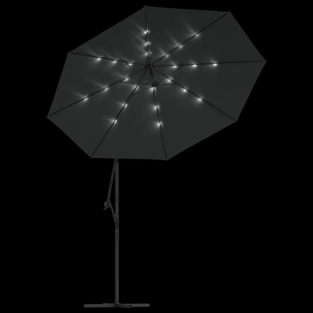 Ein schwarzer Regenschirm mit Lichtern auf dem Baldachin vor dunklem Hintergrund.
