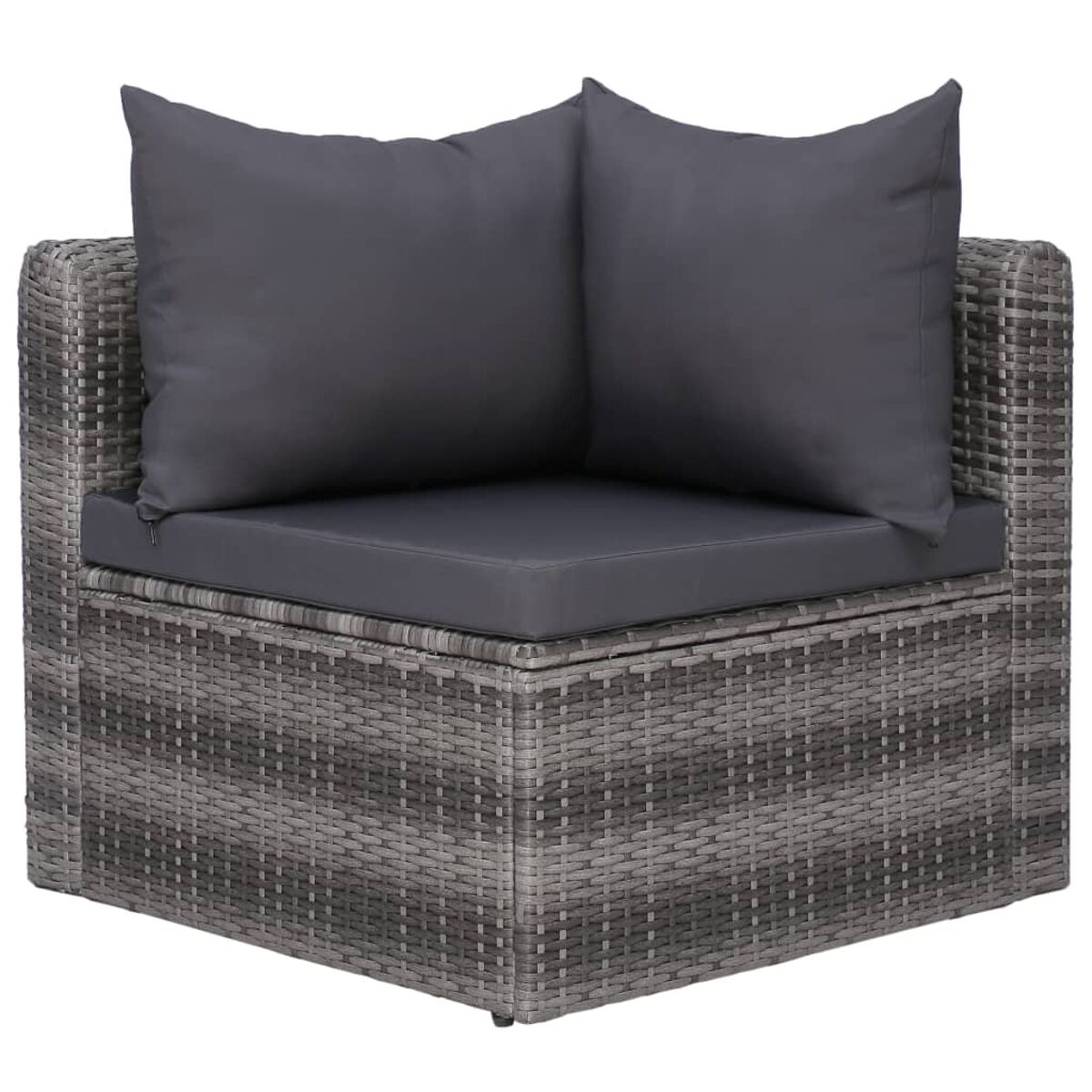 Graues Ecksofa aus Korbgeflecht mit grauen Kissen. Weißer Hintergrund, neutrale Beleuchtung.