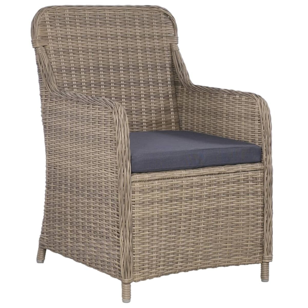 Geflochtener Outdoor-Sessel mit grauem Kissen. Tan-Weide auf dem Rahmen. Der Stuhl hat Arme und eine hohe Rückenlehne.