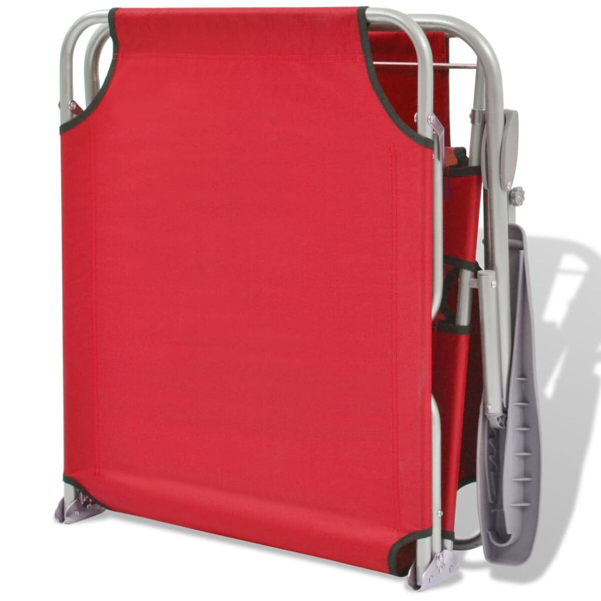 Roter zusammengeklappter Sonnenliegestuhl. Grauer Metallrahmen. Weißer Hintergrund.