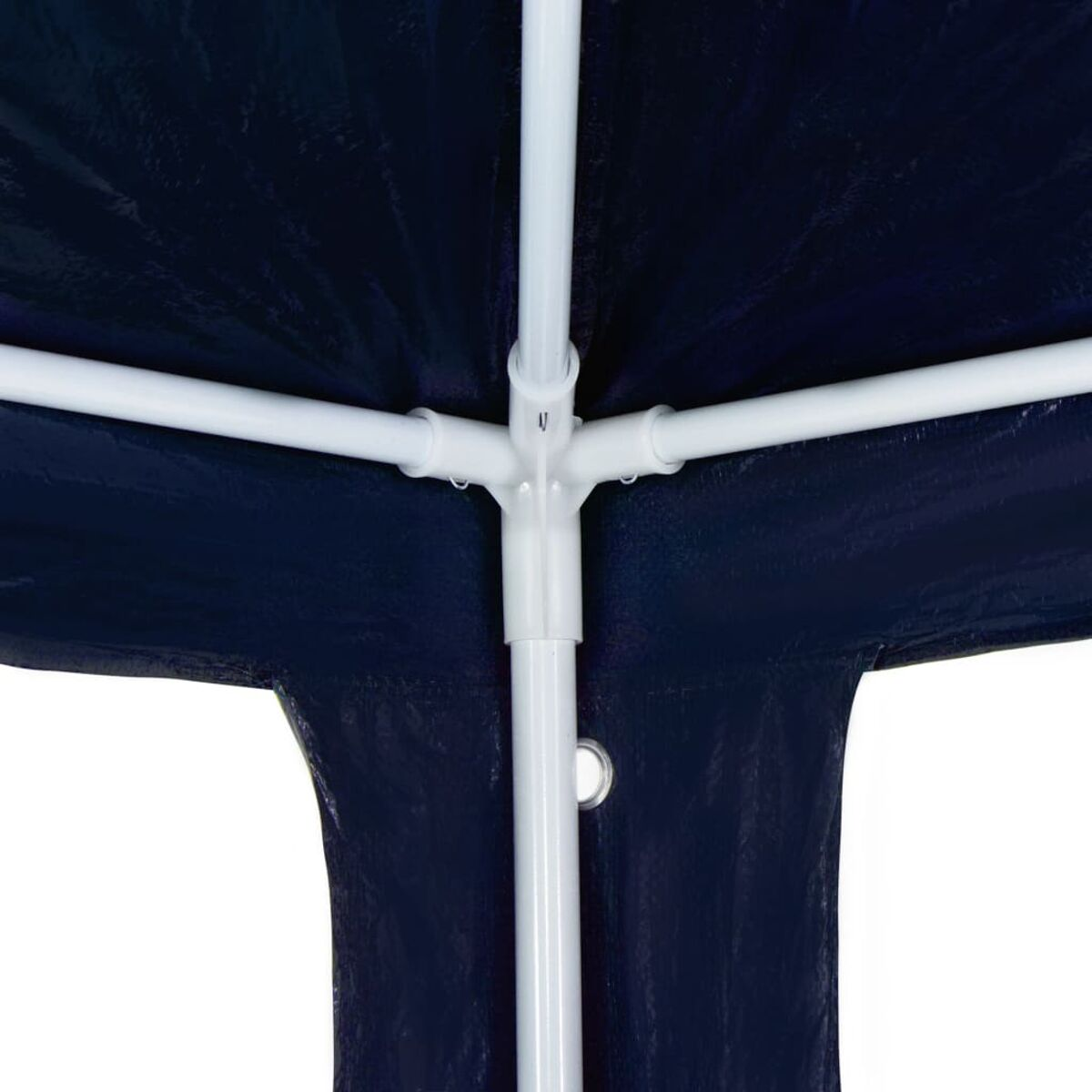 Weißer Kunststoff-Pavillonrahmen. Blauer Stoff ist sichtbar. Weißer Hintergrund.