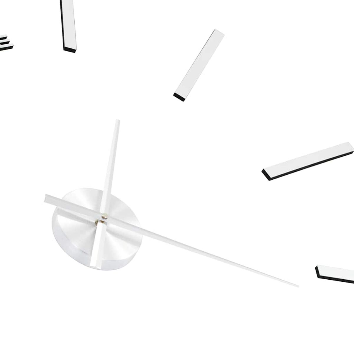 Eine weiße Uhr mit silbernen Zeigern und Markierungen. Die Markierungen sind lange, weiße Rechtecke.