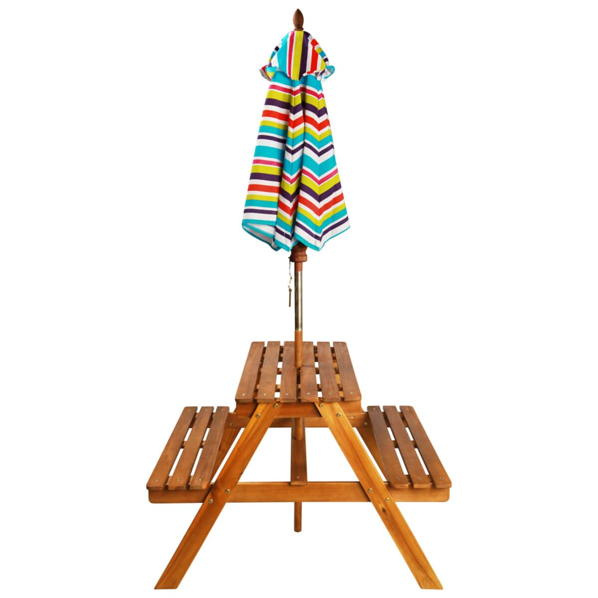 Holz-Picknicktisch mit bunt gestreiftem Sonnenschirm. Es ist ein sonniger Tag.