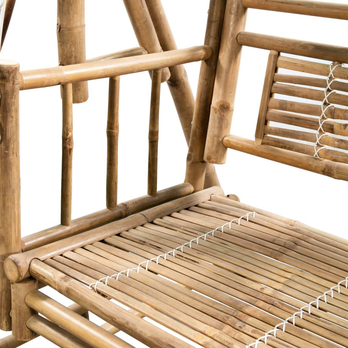 Nahaufnahme einer Bambus-Schaukel mit Sitz- und Rückendetail.