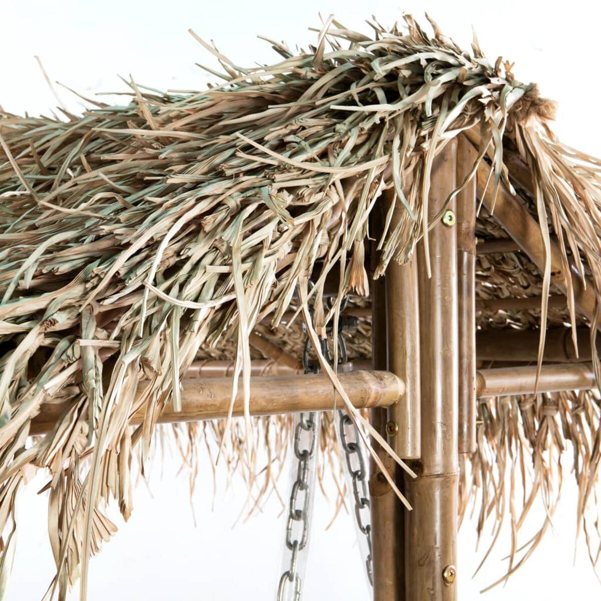Ein Bambus-Tiki-Hütten-Dach mit getrockneten Blättern, hängenden Ketten und Bambusstruktur.