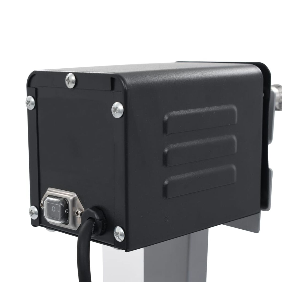 Zbliżenie czarnej skrzynki elektronicznej z włącznikiem i przewodem zasilającym.