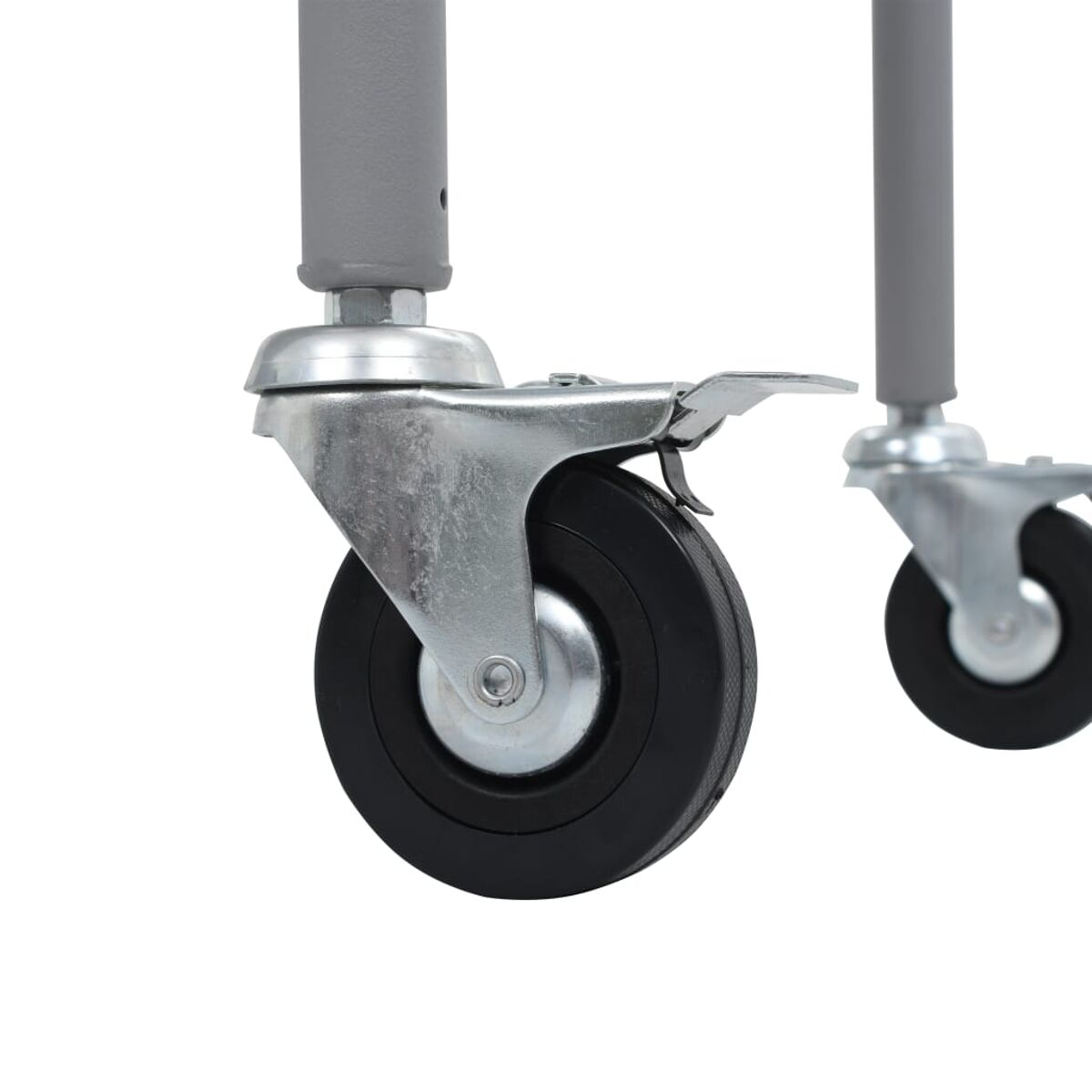 Zbliżenie dwóch szarych metalowych kółek skrętnych przymocowanych do szarego słupa, na białym tle.