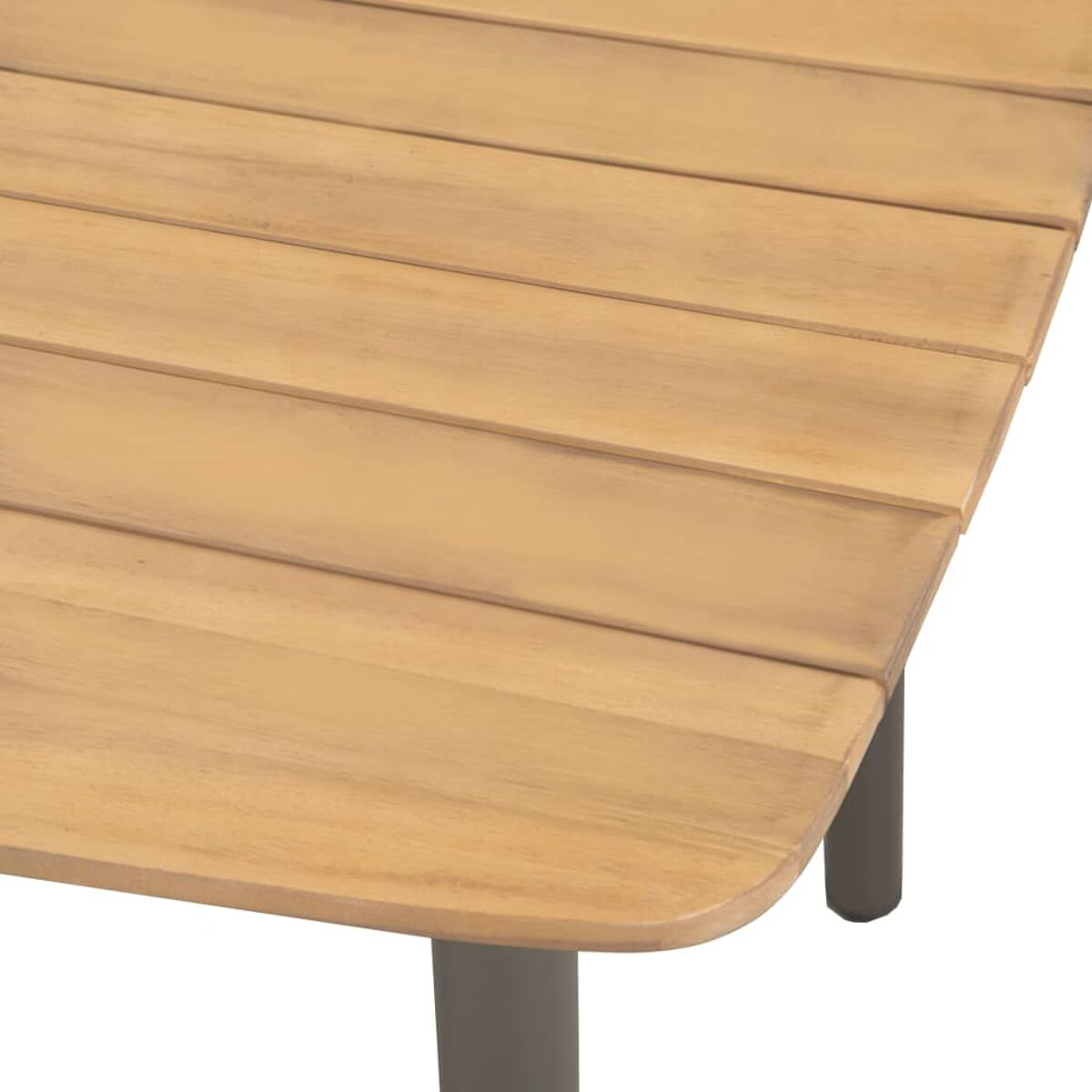 Detail der Holz-Tischplatte. Hellbraune Farbe, mit Metallbeinen.