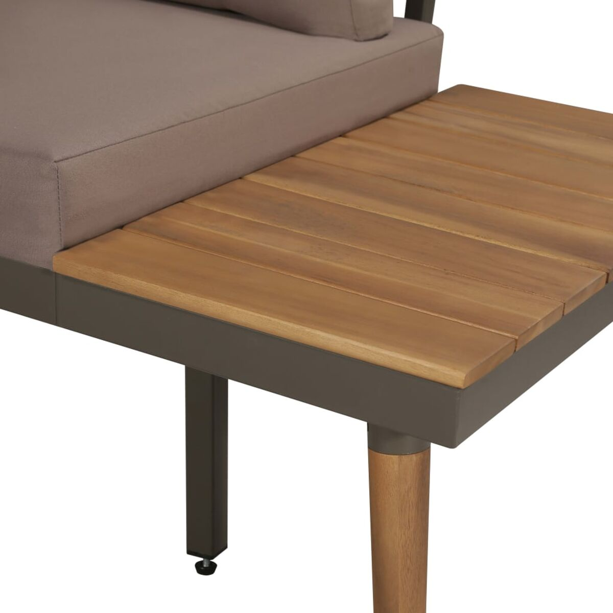Ein braunes Outdoor-Sofa mit einem angebauten Beistelltisch aus Holz. Das Sofa hat ein graues Kissen. Die Beine sind braun.