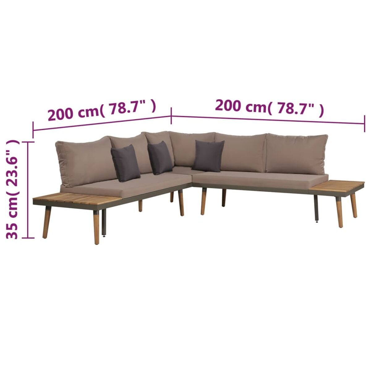 Outdoor-Ecksofa mit braunen Kissen, schwarzen Kissen und Holztischen.