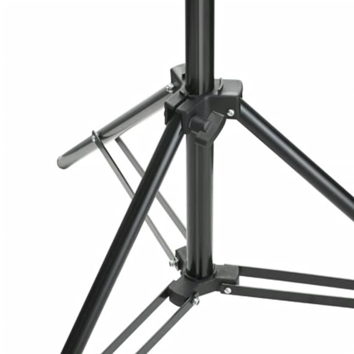 Nahaufnahme einer schwarzen Stativbasis, die Beine und Verriegelungsmechanismen zeigt.