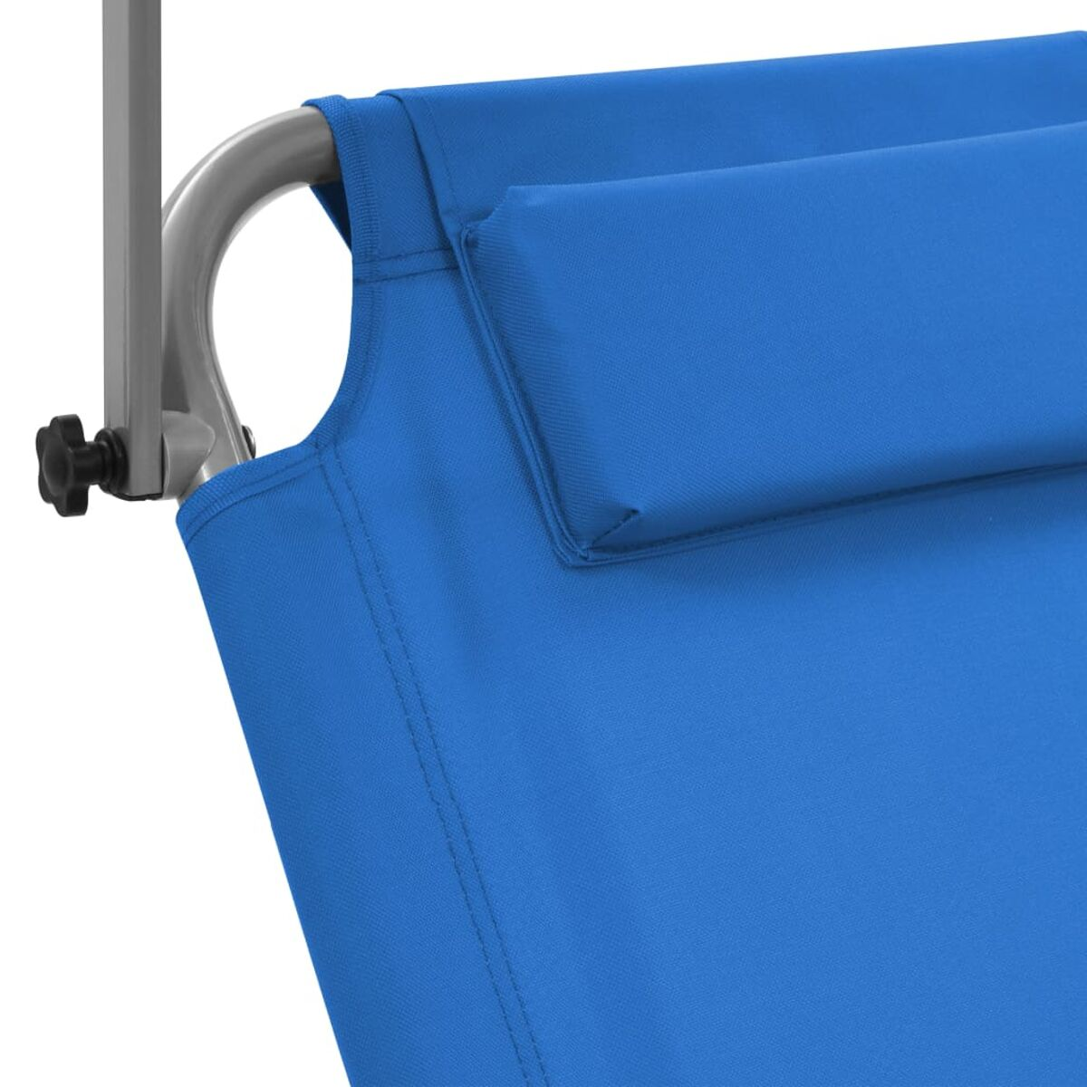 Blauer Liegestuhl mit Kopfstütze. Der Stuhl besteht aus strapazierfähigem Material.