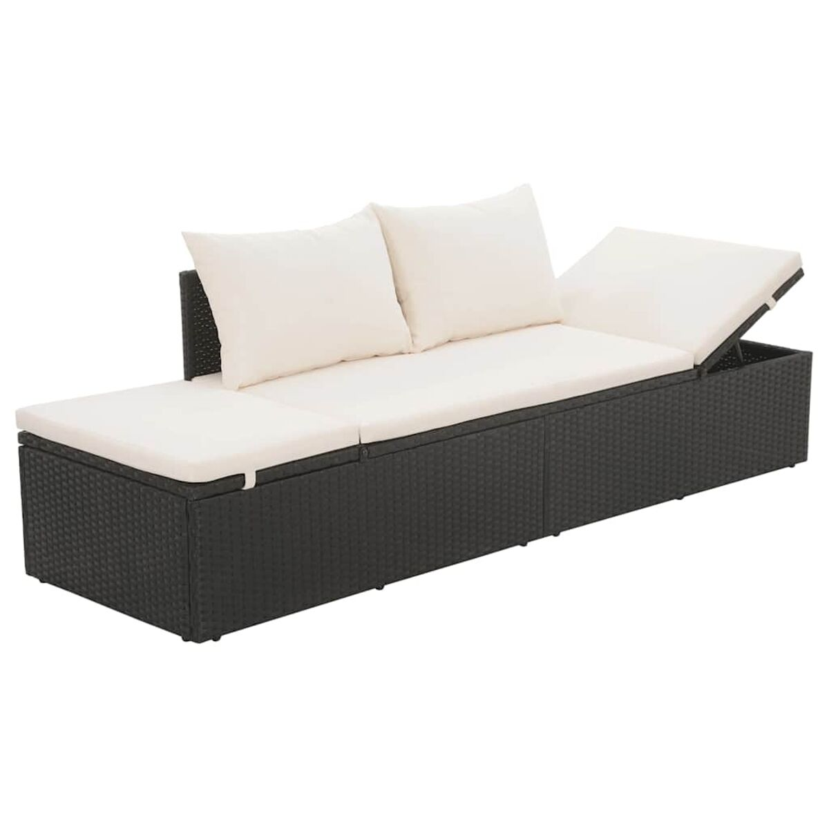 Ein schwarzes Outdoor-Sofa aus Korbgeflecht mit weißen Kissen. Eine Seite ist eine Chaiselongue, die andere ein Sitz mit Kissen.
